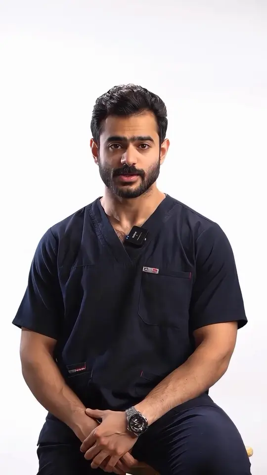 د. محمود عاشور قاعد بسكراب كحلي قدام خلفية بيضا